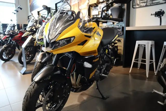 2025 Triumph Tiger Sport 800 Cosmic Yellow/Sapphire Black in Street, Cruisers & Choppers in Edmonton - Image 5