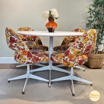 Table ronde et chaises retro en tissu, View more