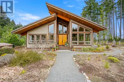 Beautiful 11+ acres of high bank waterfront overlooking an amazing sandy beach with 5+ bedrooms & 5...