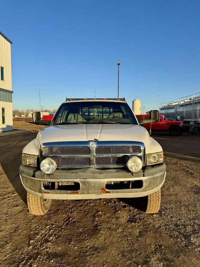 2001 DODGE RAM 3500 in Heavy Trucks in Saskatoon - Image 3