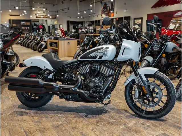 2024 Indian Motorcycle Sport Chief // Ghost White Metallic Smoke in Street, Cruisers & Choppers in Winnipeg - Image 3