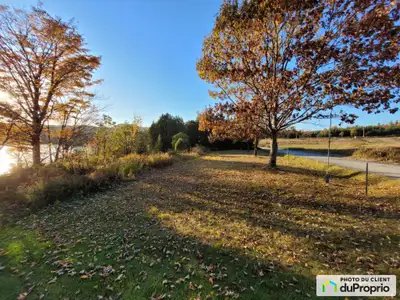 Terrain sur le bord du Lac-Drolet avec une vue sur les montagnes. Le lot 6 693 472 est présentement...