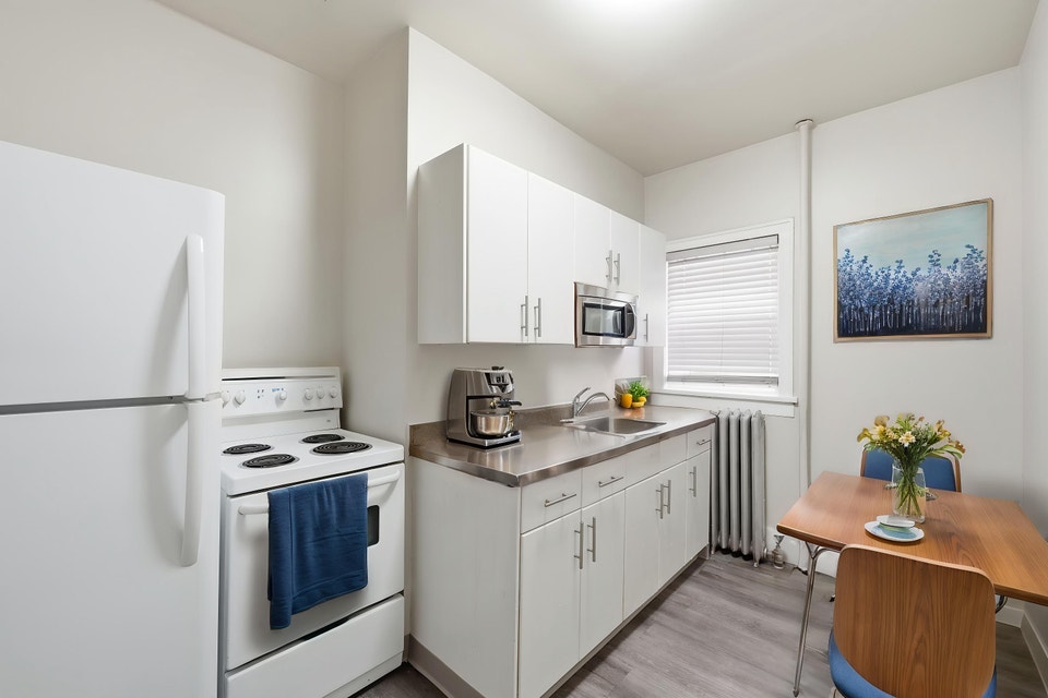558 SHERBROOK - 1 BR - Available NOW! 4