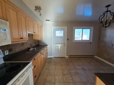2 - 516 King George Street (additional photos can be viewed on our website) For showings, TEXT or CA...