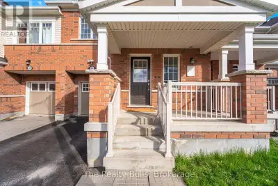 Spacious &bright ,4 Bedroom, 2 story, Freehold town house with a backyard in a vey desirable area in...