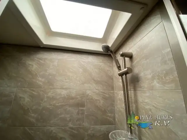 2018 Fleetwood RV Discovery 38K only 14,584 Miles in RVs & Motorhomes in Moncton - Image 44