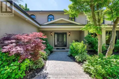 Stylish & Desirable Family Home in Prestigious SE OakvilleWelcome to this extensively renovated deta...