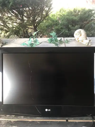 LG TV - 32 inch - with a scratch - Wall Model, View more