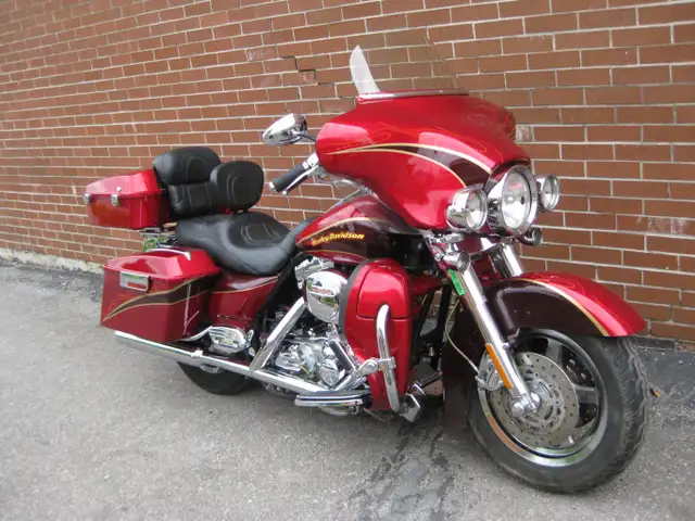 2005 Harley-Davidson CVO FLHTCSE2 in Street, Cruisers & Choppers in City of Toronto - Image 3