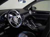 TThis 2021 Porsche Cayenne is a local Ontario vehicle that combines Porsche's legendary driving dyna... (image 9)