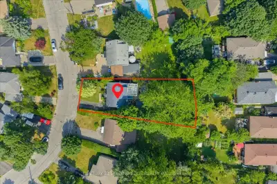 Price: $989,900 / $3,755/mo Perched proudly south of Kingston Road in one of the Bluffs most beloved...