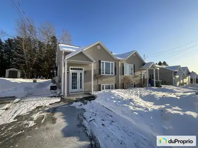 Joli jumelé de 3 chambres à coucher et 2 salles de bain. Grand terrain avec de grands arbres et gran...