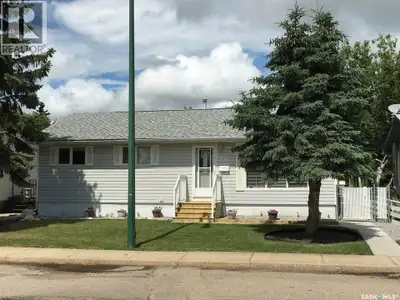 Welcome to this beautifully maintained 1,000 sq ft bungalow in Prince Albert’s quiet East Flat area....