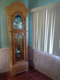 Belle grosse horloge grand pere  de marque  Bulova en chene