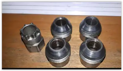 4 noix pour véhicule GM Etait sur mon trailblazer. En parfaite condition. Se vend une cinquantaine d...