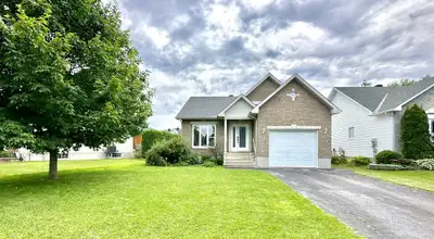 Located in the quiet, family-friendly neighbourhood of Casselman, this charming Single House (Bungal...