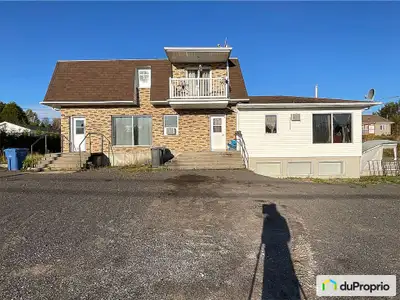 Quadruplex sur la rue principale à Bégin. Présentement un logement 4 et demi de libre. Revenue poten...