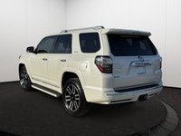 Experience the uncompromising durability of a true body-on-frame legend, featuring standard 4WD, LED... (image 2)