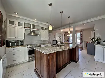 Parfaite maison unifamiliale, en partie rénovée. 5 chambres à coucher + 1 utilisée comme salle famil...