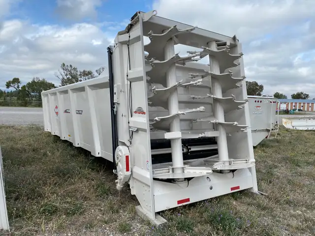 Kuhn Knight PXL 1100 Truck Mount Manure Spreader in Farming Equipment in Lethbridge - Image 3