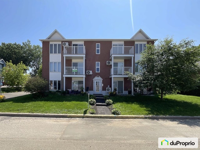 $299,900 - Condominium in Trois-Rivières (Cap-De-La-Madeleine) — photo 1