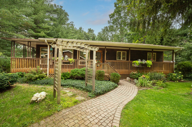 Bungalow on Acre of Woods w 2.5 car garage! rg68802 in Houses for Sale in Oakville / Halton Region - Image 3