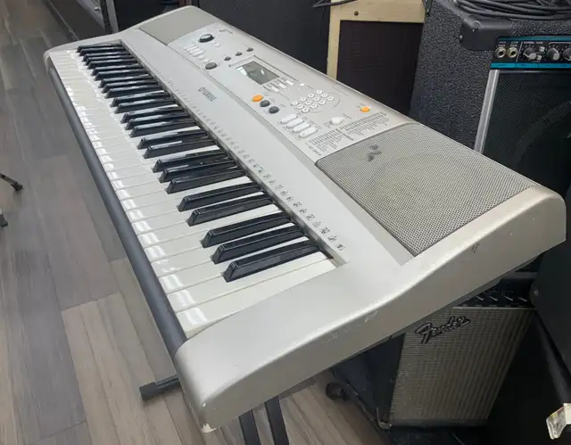 Yamaha PSR-E313 Electric Keyboard in Pianos & Keyboards in City of Toronto - Image 4