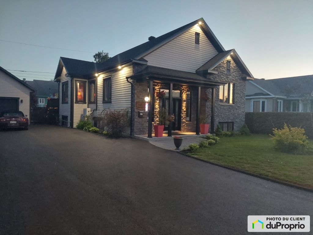 $575,000 - Bungalow for sale in Riviere-Du-Loup — photo 1