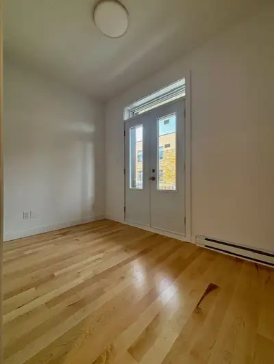 Superbe 5½ complètement rénové sur coin de rue ! 2ième ou dernier étage de triplex, à 2250 (2ième ét...