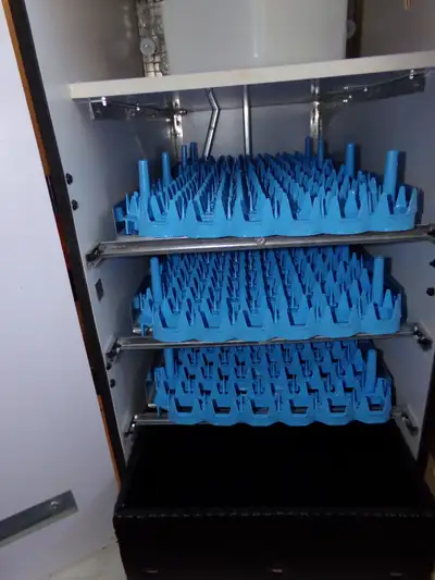 Like new Sportsman incubator 288 chicken eggs, 216 duck, 125 goose, and 375 chukar or pheasant eggs....