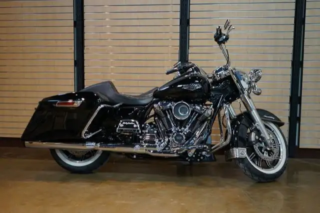 2018 Harley-Davidson FLHR - Road King in Sport Touring in Lethbridge - Image 3