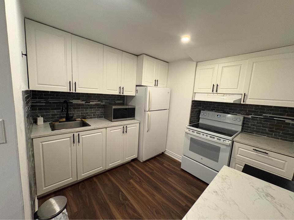 2 Bed / 1 Bath Basement Apartment - Mississauga - $2,150/mo 2