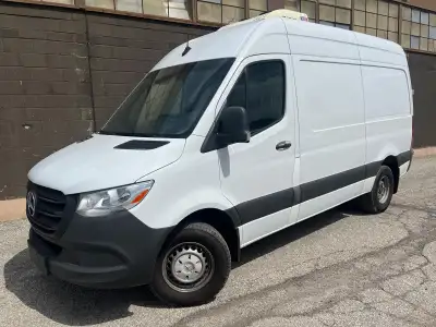 CARFAX VERIFIED - 2022 MERCEDES-BENZ SPRINTER CARGO VAN - 144 WHEEL BASE - FRIDGE - HIGH ROOF - KEY...