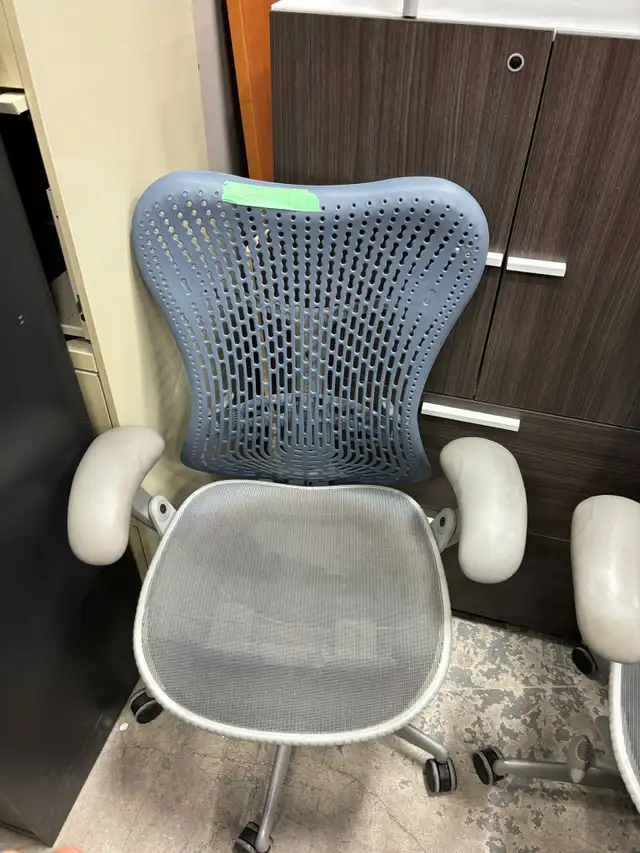 Herman Miller Mirra Chair(Fixed Arms)-Excellent Condition!62863277762305122