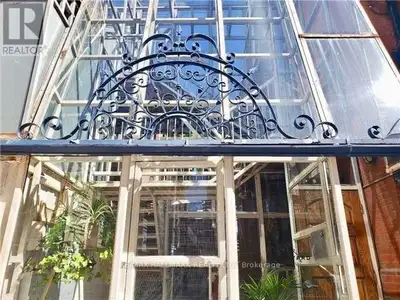 Bright And Spacious Unit For Lease In The Demand Adelaide & John Area! Just Steps To Transit, Financ...