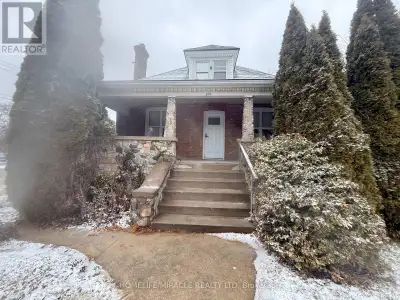 Excellent investment opportunity at 199-201 Grand Avenue West, Chatham. This income-producing multi-...