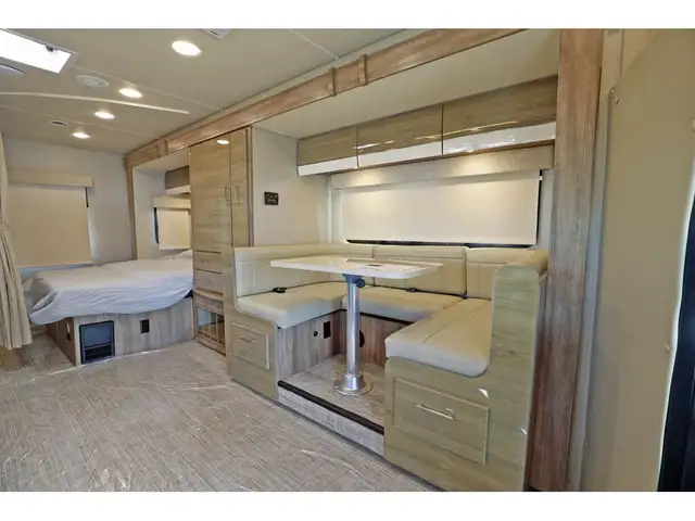 2020 Entegra Coach Qwest 24L 1 extension mercedes turbo diesel S in RVs & Motorhomes in Laval / North Shore - Image 6