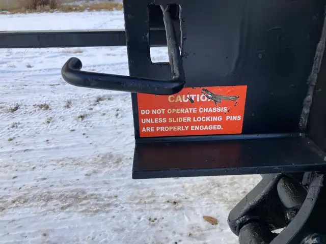 2006 Hyundai Container Chassis / 20 ft container pins in Heavy Equipment in Laval / North Shore - Image 14