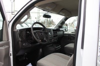 2025 GMC Savana CAMION NEUF / DÉMO / 6.6 LITRES / 242 KM / 2025 GMC SAVANA 3500 CUBE 14 PIEDS ROUE S... (image 8)