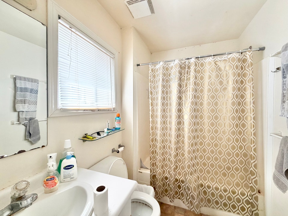 6 BED - 2 BATH - LONDON - FULL HOUSE -  STUDENT RENTAL ONLY 2
