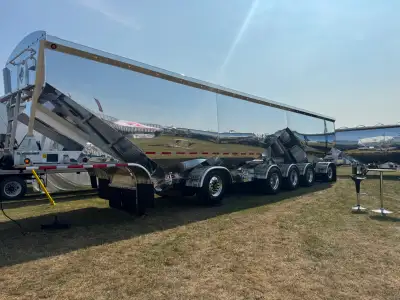 New Diamondback (Built by Raglan Industries) 5 Axle Grain ALL Aluminum Hopper Trailer, 2,500 Cu Ft v...
