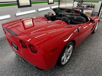 LOW KM - EXTRA CLEAN - CONVERTIBLE 2009 Chevrolet Corvette Convertible w/ 1LT. This car looks & driv... (image 8)