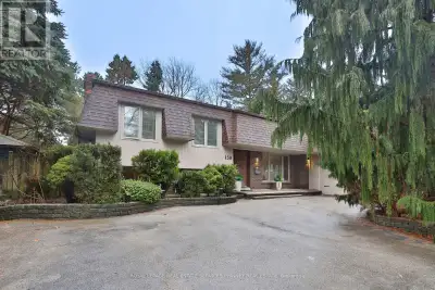 Nestled at the end of an exclusive cul-de-sac in the heart of South Oakville, this property offers a...