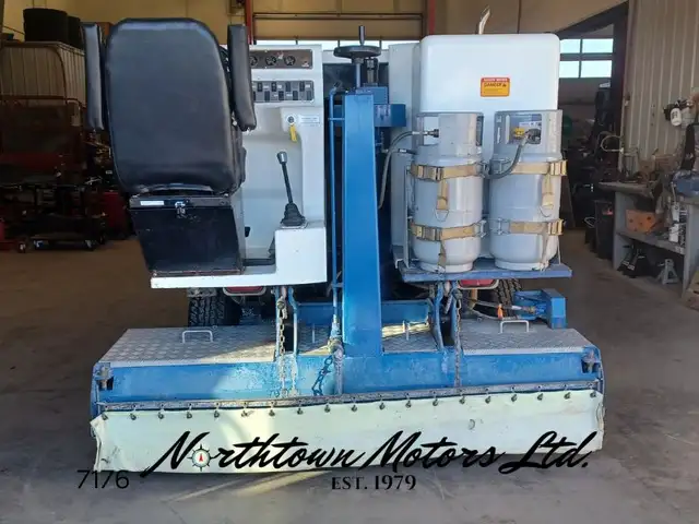 2002 Olympia Millenium Ice Resurfacer in Heavy Trucks in Saskatoon - Image 5