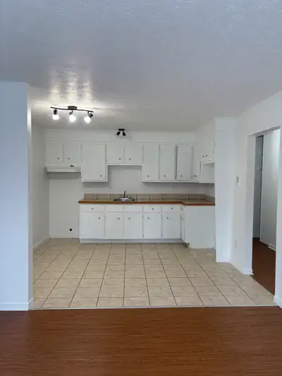 4 1/2 --- Les appartements Galt (rue Galt Ouest) - Inclusions: Service Internet et eau chaude; - 1 s...