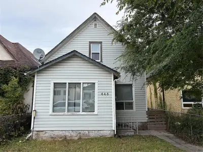 3A//Winnipeg/Solid, straight, well-maintained one-and-a-half-story home that feels much larger than...