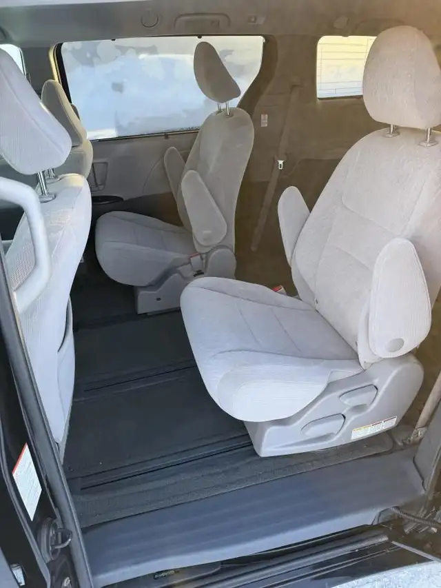 Toyota Sienna LE AWD 2017 - ENTRETENUE AU CONCESSIONNAIRE - in Cars & Trucks in Québec City - Image 13