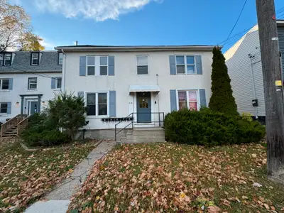 616 Victoria St, Unit 4 This 1-bedroom, 1-bathroom student rental at 616 Victoria St is perfect for...