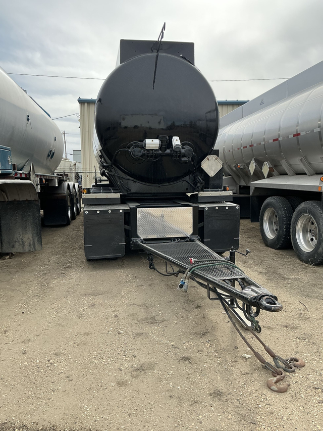 2012 ADVANCE 32000L Quad/A Pup Tank Trailer in Heavy Equipment in St. Albert - Image 3