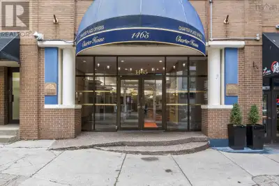 **SELLER WILL PAY THE FIRST 3 MONTHS OF CONDO FEES FOR THE NEW OWNER** Welcome to Unit 702 at the pr...